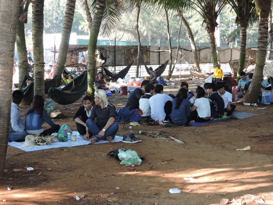 Nhiều du khách vẫn ăn uống và xả rác ngay tại công viên của thành phố