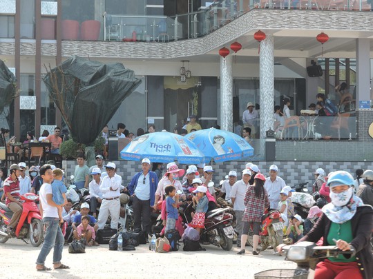 Cảnh hành khách chờ đợi xuống tàu vào đất liền 