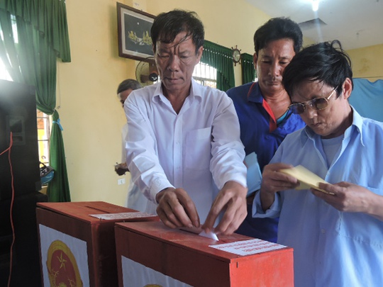 Ngư dân Lý Sơn tham gia bỏ phiếu