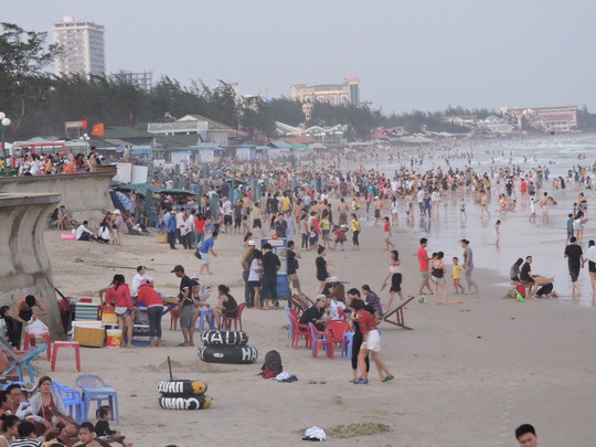 
Du khách tắm biển tại Vũng Tàu
