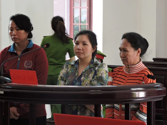 
Ba bị cáo Loan, Hiên, Hải (từ trái qua) tại phiên xét xử sơ thẩm
