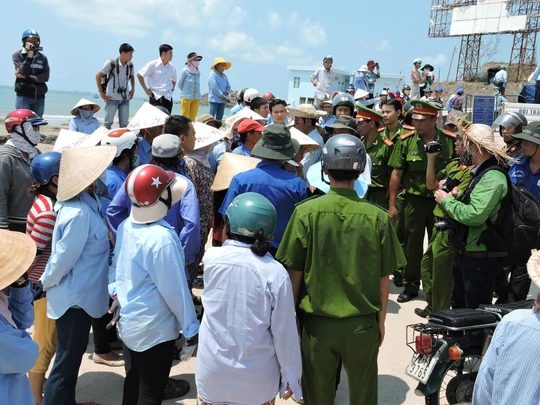 
Công an đứng vòng ngoài trong khi đội trật tự làm nhiệm vụ
