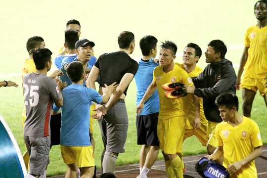 Thủ môn Đặng Văn Lâm (áo đen) và nhóm cầu thủ cùng đội Hải Phòng lao vào định đánh nhau ngay trên sân