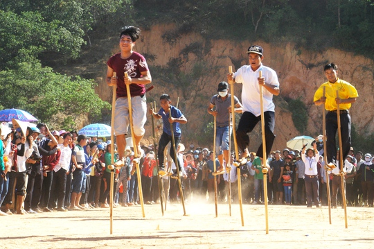 
Kịch tính màn đua cà kheo của các thanh niên của 7 thôn trong xã.
