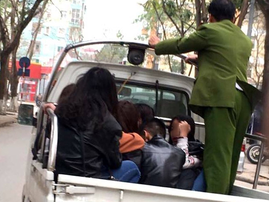Lực lượng công an đưa 9 nam, nữ thiếu niên về trụ sở để làm rõ - Ảnh: Facebook