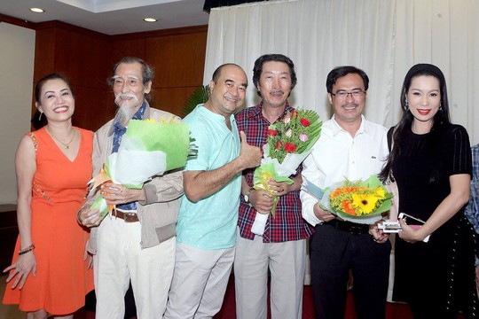 NSƯT Trịnh Kim Chi tặng hoa mừng ngày họp mặt thầy cô: Mạnh Dung, Lê Văn Định, Hữu Luân