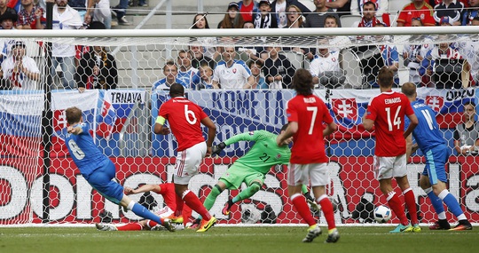 Slovakia cũng không kém cạnh khi Duda gỡ hòa 1-1 ở phút 61