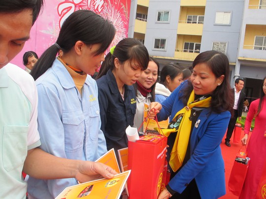 
Bà Nguyễn Thị Tuyến, Chủ tịch LĐLĐ Hà Nội, tặng quà và vé xe cho CN về quê đón Tết Nguyên đán - Ảnh: Văn Duẩn
