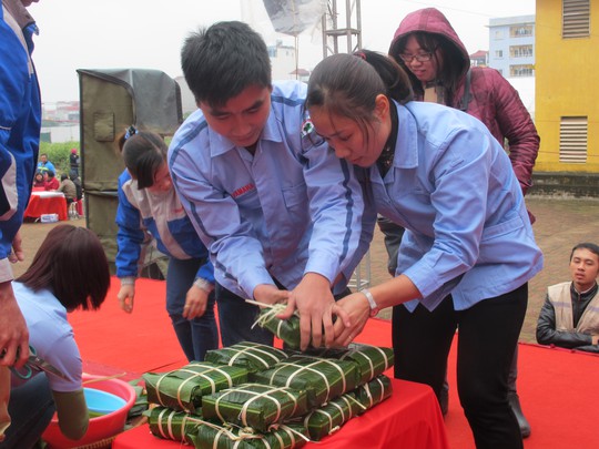 
Và nâng niu từng chiếc bánh, chờ ban giám khảo chấm điểm
