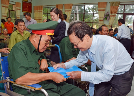 Đại diện MB thăm hỏi và trao quà cho các thương bệnh binh tại Trung tâm Điều dưỡng Thương binh, người có công Long Đất (tỉnh Bà Rịa - Vũng Tàu) Ảnh: MINH ANH