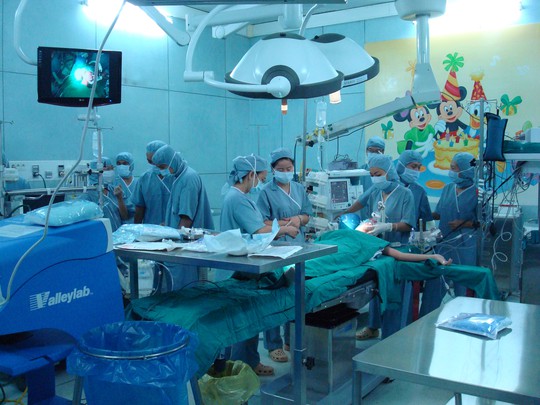 Một ca phẫu thuật tim cho trẻ em ở Bệnh viện Nhi Đồng 2 (TP HCM)