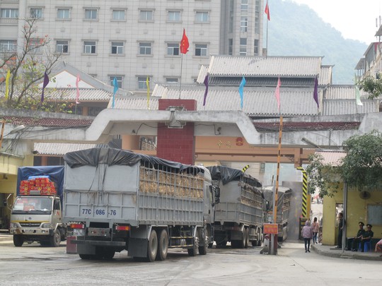 
Xe chở nông sản từ phía Nam ra cửa khẩu Tân Thanh (tỉnh Lạng Sơn) để xuất khẩu qua Trung Quốc
