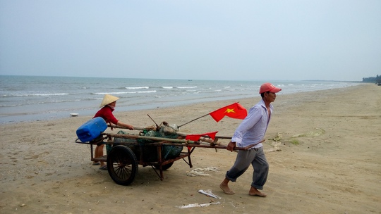 
Nhiều ngư dân tỉnh Quảng Bình kéo thuyền vào bờ vì có đánh bắt hải sản về cũng không biết bán cho ai. Ảnh: Quang Tám
