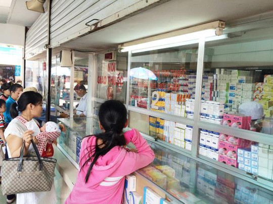 Bệnh nhân mua thuốc tại nhà thuốc của Bệnh viện Nhi Đồng 2