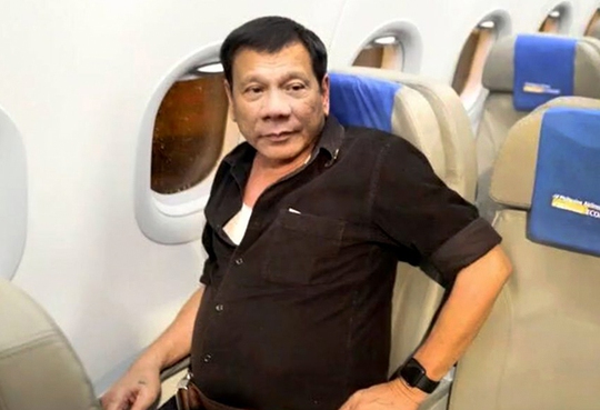 
Ông Duterte trên chuyến bay phổ thông trở về nhà ở TP Davao hôm 7-7. Ảnh: Philstar
