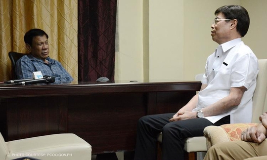
Tổng thống Philippines Rodrigo Duterte (trái) gặp gỡ ông Peter Lim. Ảnh: CNN Philippines

