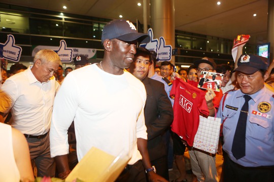 Tiền đạo Dwight Yorke hạnh phúc trước sự chào đón của người hâm mộ TP HCM