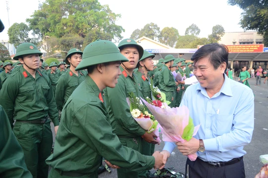 
Chủ tịch UBND TP Nguyễn Thành Phong dặn dò các tân binh cố gắng hoàn thành nhiệm vụ (Ảnh: Nguyễn Phan)
