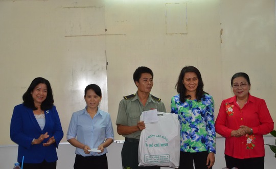 
Bà Nguyễn Thị Thu (thứ hai từ phải qua), Phó Chủ tịch UNBD TP HCM, tặng quà cho công nhân người dân tộc thiểu số Ảnh: THANH NGA
