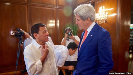 
Tổng thống Philippines Rodrigo Duterte gặp gỡ Ngoại trưởng Mỹ John Kerry ngày 27-7. Ảnh: Bộ Ngoại giao Mỹ
