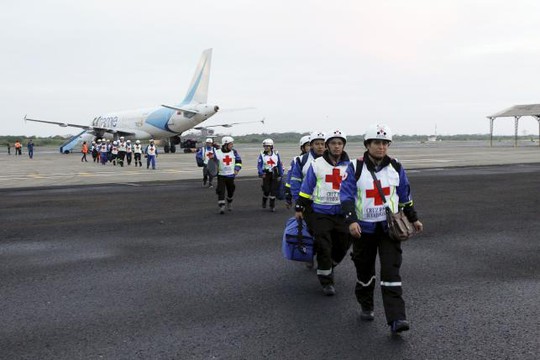 Nhân viện Hội Chữ thập đỏ đến sân bay Eloy Alfaro để hỗ trợ Ecuador hôm 17-4. Ảnh: Reuters