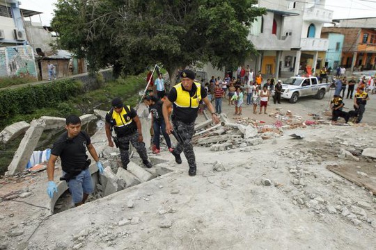 Cảnh sát tìm kiếm tại những đống đổ nát ở Tarqui, khu dân cư thuộc Manta - Ecuador. Ảnh: Reuters