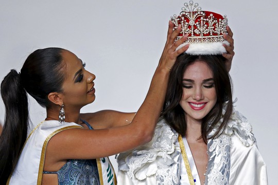 Khoảnh khắc Edymar Martinez đăng quang Hoa hậu Quốc tế 2015