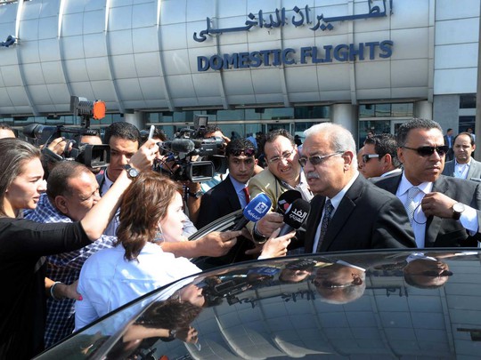 
Thủ tướng Ai Cập Sherif Ismail trả lời phóng viên bên ngoài sân bay quốc tế Cairo. Ảnh: AP
