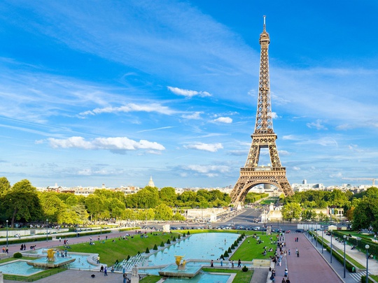 
Tháp Eiffel ở Paris nước Pháp

