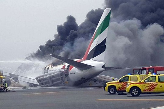 
Chuyến bay số hiệu EK521 gặp nạn bốc cháy tại sân bay Dubai hôm 3-8, may mắn những người trên máy báy đã được sơ tán an toàn. Ảnh: Twitter
