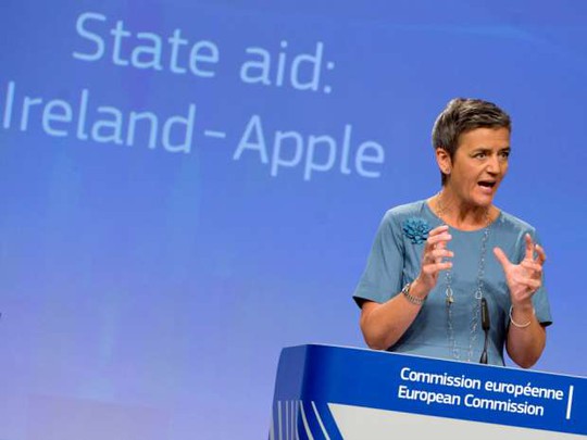 
Ủy viên cạnh tranh của EU Margrethe Vestager tại cuộc họp báo của EU hôm 30-8 Ảnh: AP
