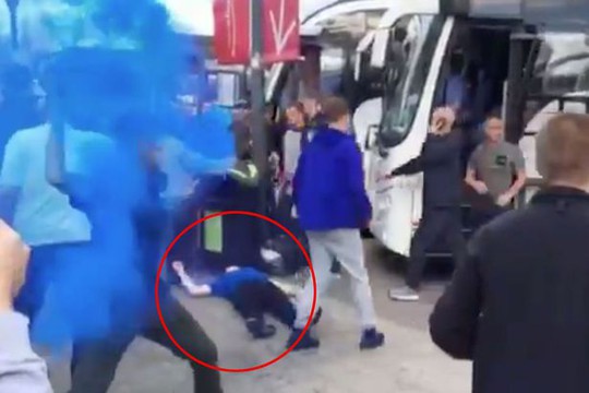 
CĐV áo xanh của Everton bị đánh gục tại chỗ. Ảnh: The Sun
