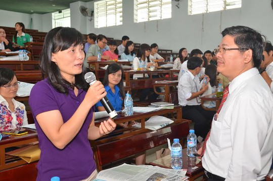 
TS Trần Đình Lý giao lưu cùng các thầy cô giáo làm công tác hướng nghiệp
