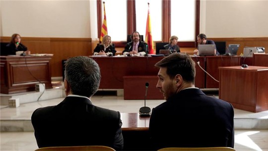 
Messi (phải) có thể ngồi tù 22 tháng vì trốn thuế.
