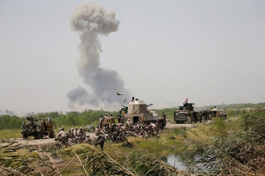 
Khói bốc lên từ những nơi xảy ra giao tranh gần Falluja hôm 25-5. Ảnh: Reuters
