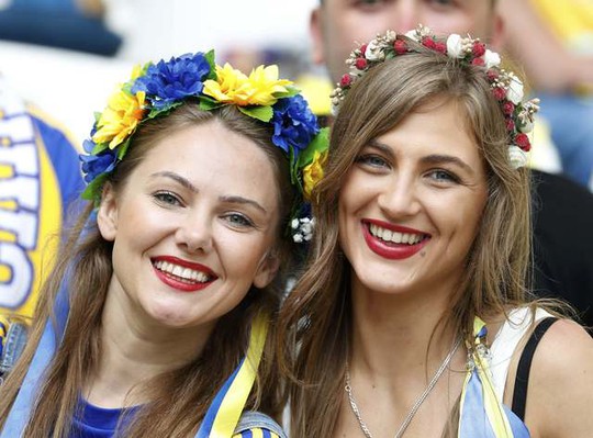
Hai cô gái đại diện cho nhan sắc CĐV Ukraine
