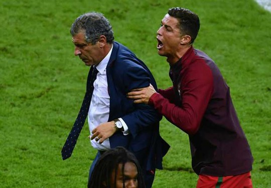 Ronaldo la hét, tranh quyền chỉ đạo với HLV Santos