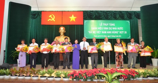 
Trưởng ban Tuyên giáo Thành ủy TP Thân Thị Thư trao danh hiệu Bà mẹ Việt Nam anh hùng cho đại diện gia đình các Mẹ được truy tặng đợt 28
