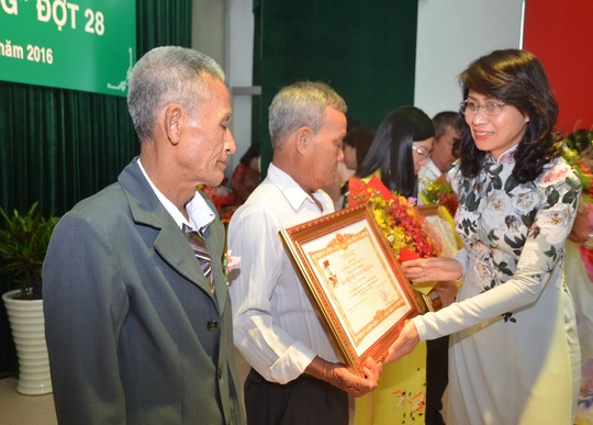 
Phó Chủ tịch UBND TP HCM Nguyễn Thị Thu trao danh hiệu Bà mẹ Việt Nam anh hùng cho đại diện gia đình các Mẹ được truy tặng đợt 28
