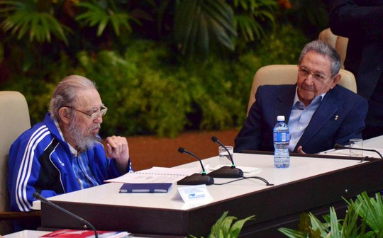 Cựu Chủ tịch Cuba Fidel Castro (trái) ngồi cạnh người em trai là Chủ tịch Cuba Raul Castro trong Lễ bế mạc Đại hội toàn quốc lần thứ VII của Đảng Cộng sản Cuba hôm 19-4. Ảnh: Reuters