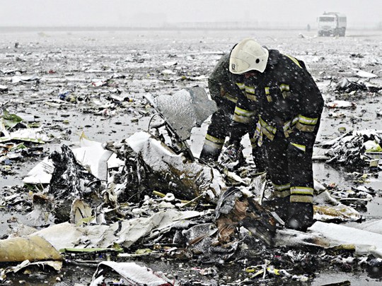 
Hiện trường vụ rơi máy bay FZ981 của hãng hàng không Flydubai ở thành phố Rostov-on-Don (Nga). Ảnh: Reuters
