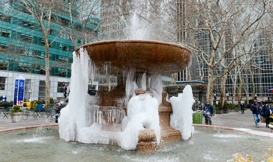 
Đài phun nước tưởng niệm Josephine Shaw Lowell ở Manhattan bắt đầu đóng băng vì lạnh. Ảnh: nycgovparks.org
