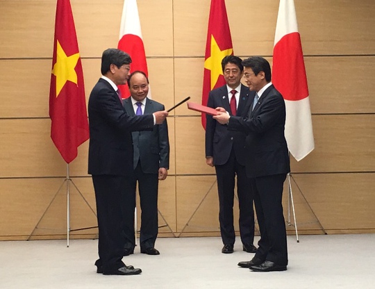 
Lãnh đạo Vietnam Airlines và ANA trao đổi văn bản đã ký kết trước sự chứng kiến của Thủ tướng Nguyễn Xuân Phúc và Thủ tướng Shinzo Abe

