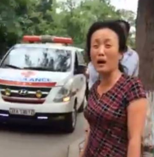 
Lãnh đạo BV Nhi Trung ương xin lỗi người nhà bệnh nhân vì bảo vệ chặn xe cứu thương chở bệnh nhi
