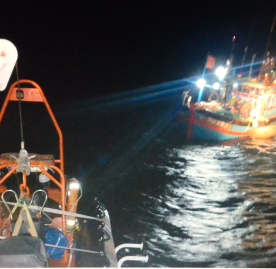 
Tàu SAR 274 tiếp cận đưa các ngư dân tàu QNg 94499TS qua tàu cứu nạn

