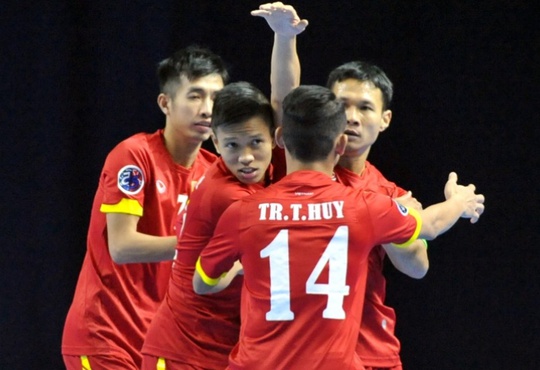 Đồng đội chúc mừng Ngọc Sơn (thứ hai từ trái sang) ghi bàn quyết định