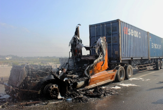Vụ cháy được dập tắt nhưng đầu xe container bị thiêu rụi hoàn toàn