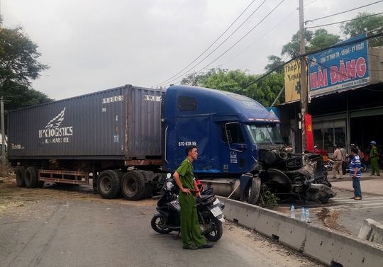 
Chiếc xe container nằm chắn ngang cả làn ô tô và xe 2 bánh ở hướng ngược lại, đầu xe bị hư hỏng nặng
