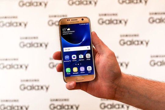 Thực tế kích thước của Samsung Galaxy S7 Edge
