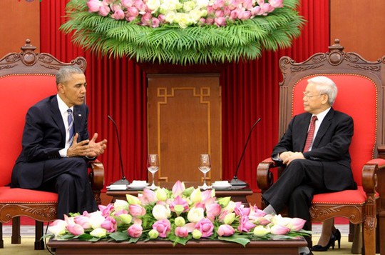 
Tổng thống Obama trao đổi với Tổng Bí thư trong Trụ sở Trung ương Đảng - Ảnh: VOV
